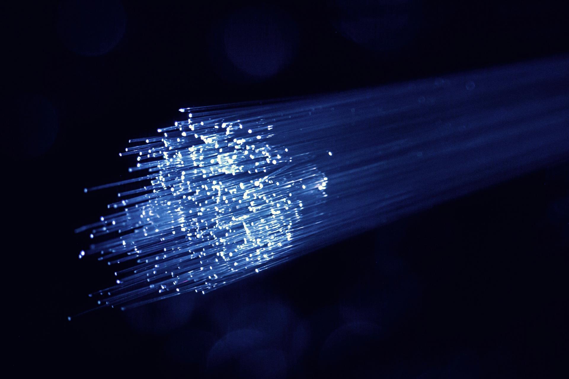 BROADBAND FIBERS